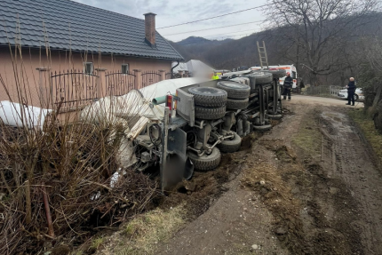 accident grav in cluj o autobasculanta s a rasturnat provocand distrugeri un barbat a fost transportat de urgenta la spital foto