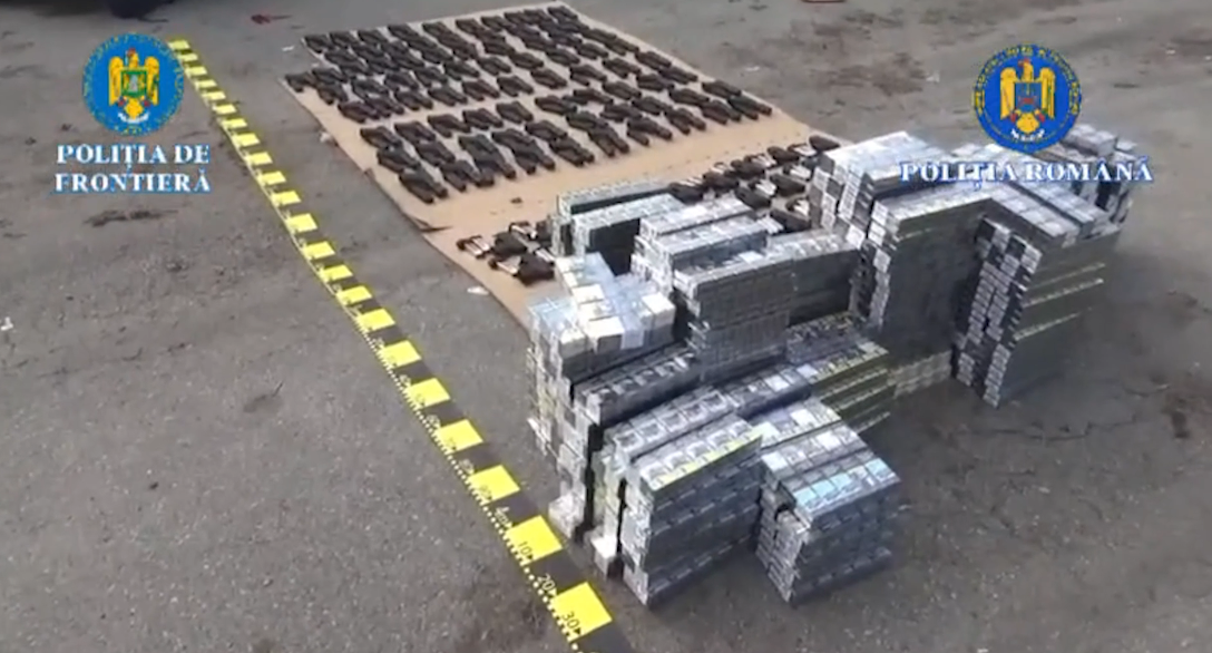106 pistoale si 60000 de tigarete confiscate de politistii de frontiera intr un camion inregistrat in Turcia la Calafat