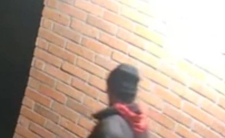 A iesit sa fure in miezul noptii pe o strada din Cluj Politia a inceput o ancheta si cauta martori Trebuie identificat