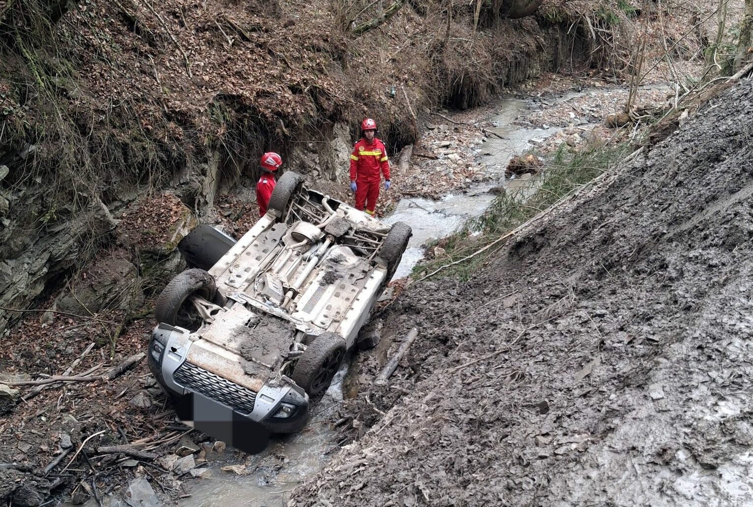 Accident tragic in Neamt o masina a cazut intr o prafastie de sapte metri iar soferul a murit
