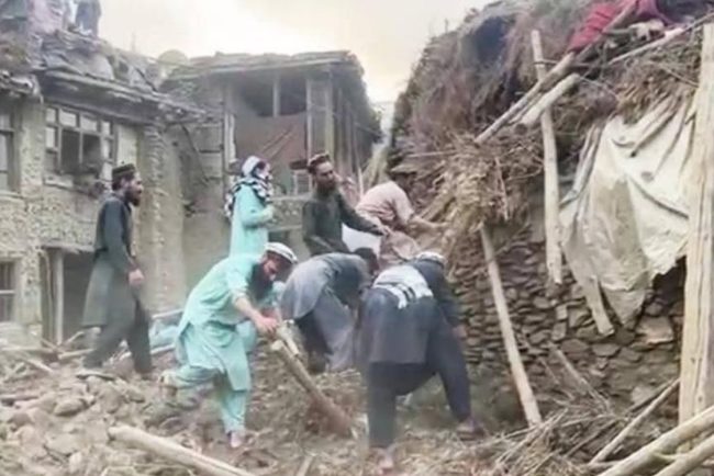 Afganistanul acuza Pakistanul de omorarea a 400 de persoane intr un atac asupra unui spital din Kabul