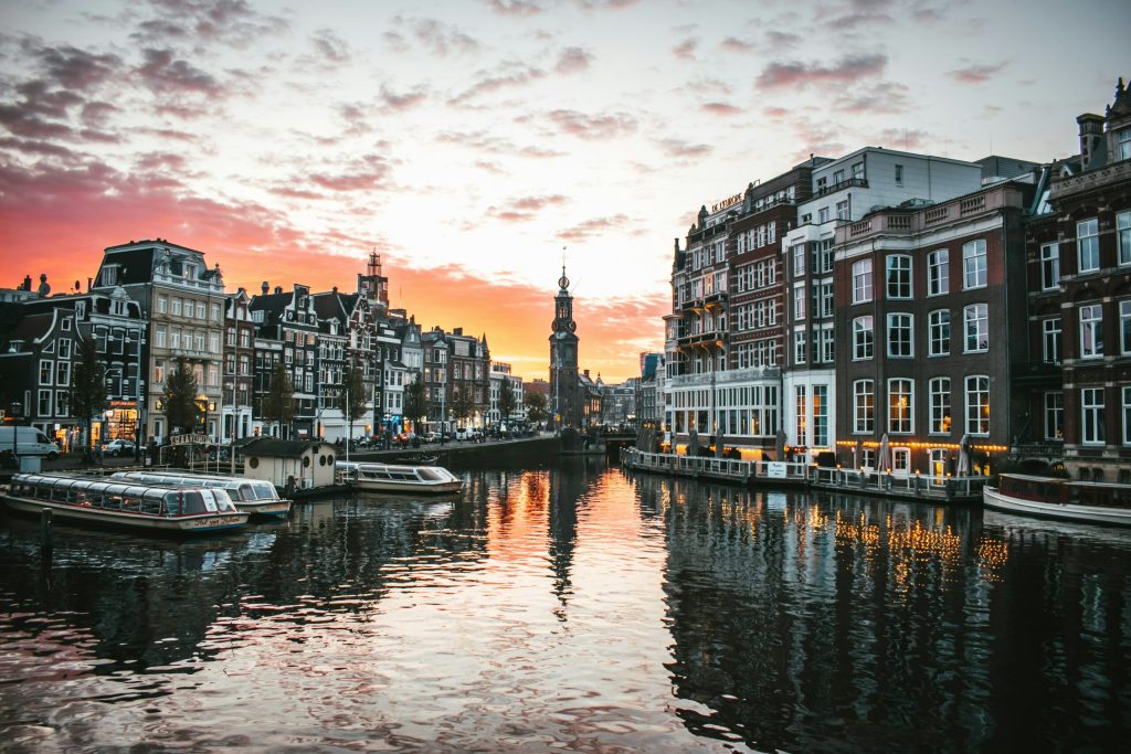 Atac cu explozibili asupra unei scoli evreiesti din Amsterdam in miezul noptii