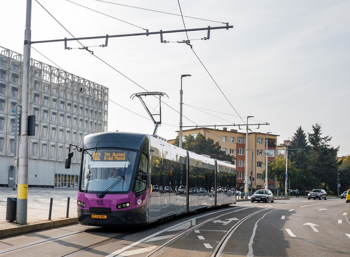 Atentie Tramvaiele de pe linia 102 din Cluj Napoca sunt oprite Ce a provocat aceasta decizie si cum va fi afectata circulatia in aceasta perioada