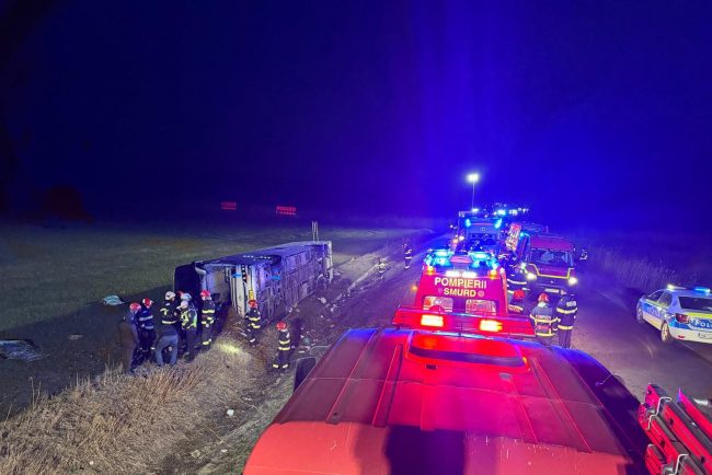 Autocar cu 44 de persoane implicat intr un accident rutier intre Galati si Vaslui un mort si 14 raniti internati in spital