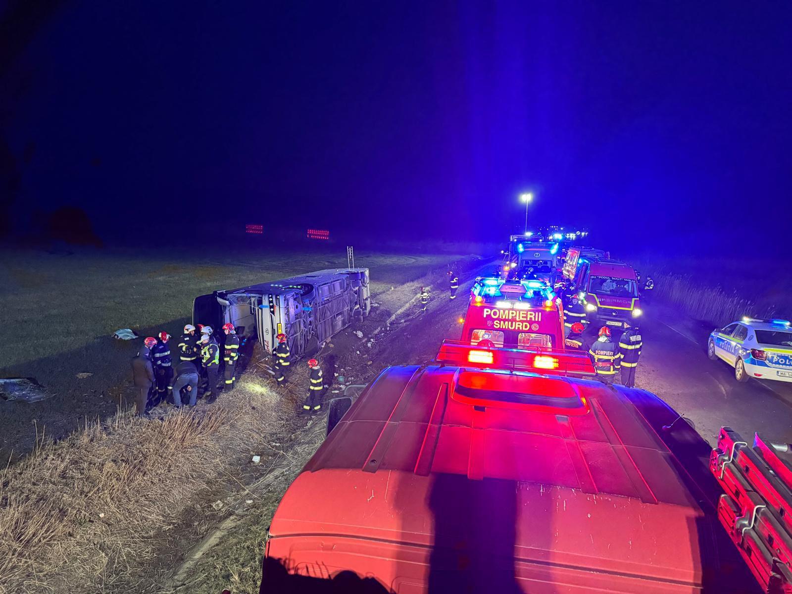 Autocar cu 44 de persoane implicat intr un accident rutier intre Galati si Vaslui un mort si 14 raniti internati in spital