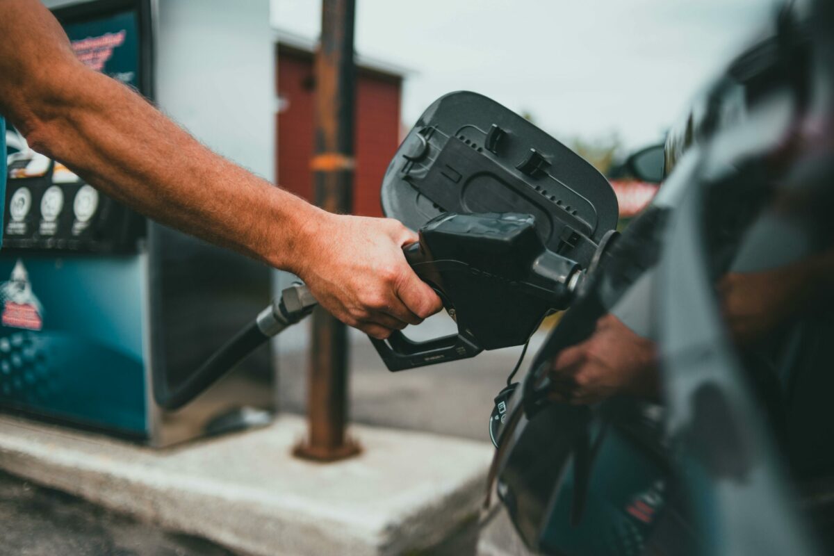Benzina si motorina sunt mai scumpe in Romania decat in Ungaria
