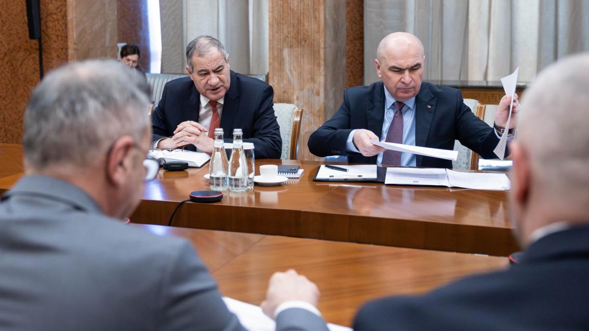 Bugetul pentru 2026 a fost publicat Pensii si salarii blocate Riscuri semnale de Guvern