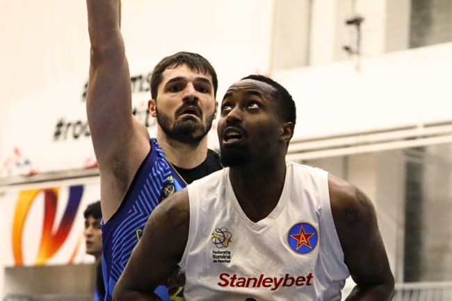 CSA Steaua invinge CSM Petrolul Ploiesti si isi pastreaza sansele de a se califica in play off ul campionatului de baschet