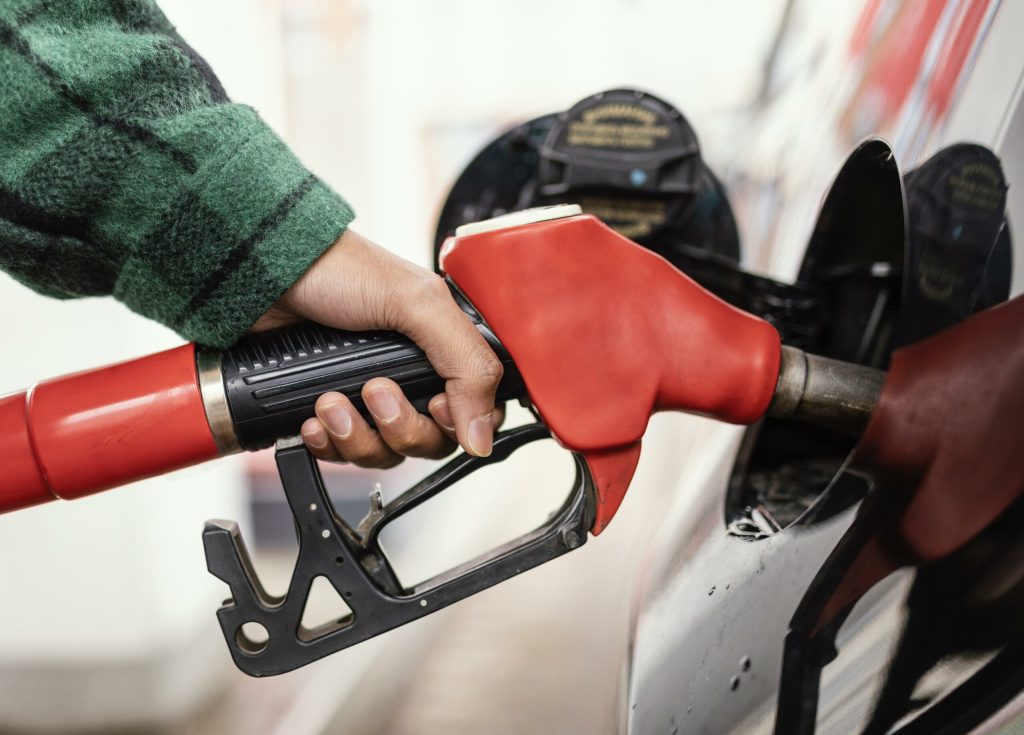 Cine va beneficia de ajutorul de 200 de lei pentru benzina Clarificarile oferite de Daniel Baluta