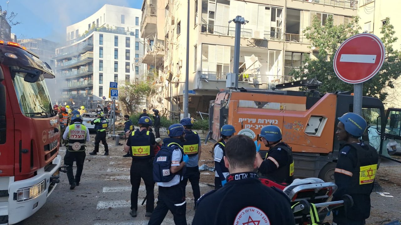 Cladire daramata in Tel Aviv din cauza atacurilor iraniene anuntate de Teheran Garziile Revolutionare ameninta Israelul cu noi atacuri