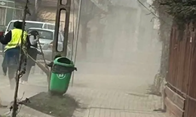 Cluj Napoca coplesit de praf Locuitorii cer spalarea urgenta a strazilor In zilele uscate aerul devine greu de respirat