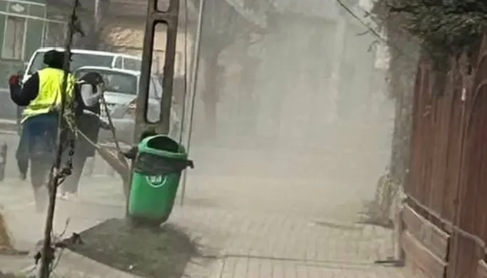 Cluj Napoca coplesit de praf Locuitorii cer spalarea urgenta a strazilor In zilele uscate aerul devine greu de respirat