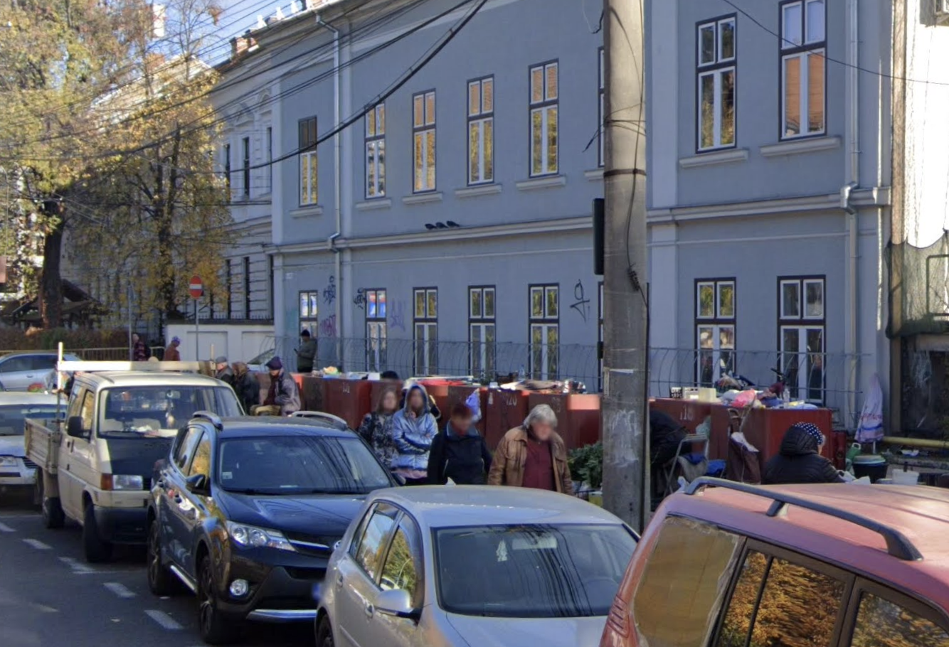 Clujenii injurati pe strada in Cluj O vanzatoare in varsta de la tarabele cu flori a socaat trecatorii cu limbajul sau Ii injura pe toti cei care trec pe langa