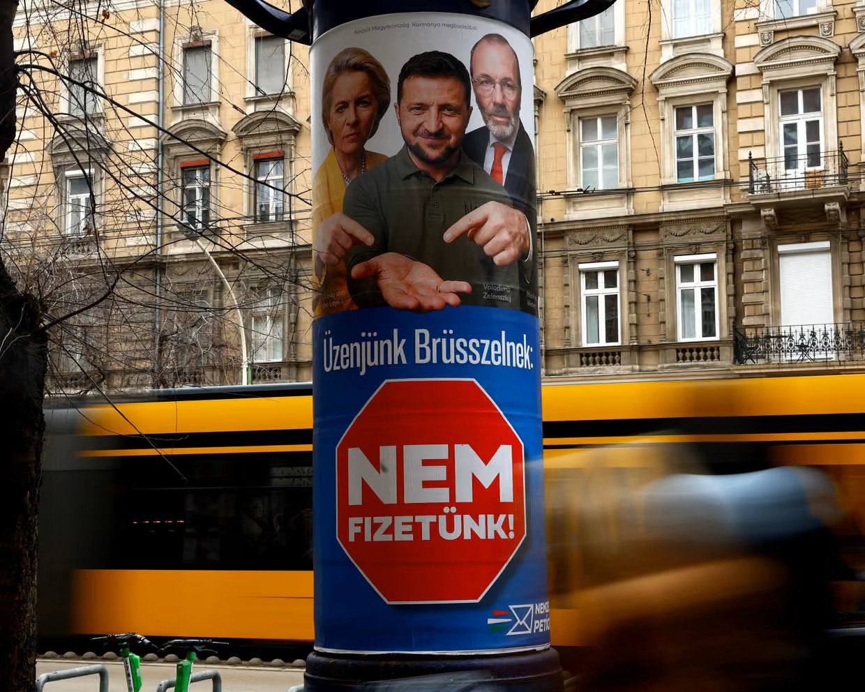 Cu o luna inainte de alegerile importante Viktor Orban a umplut strazile Budapestei cu portrete ale lui Zelenski Ce sugereaza sondajele