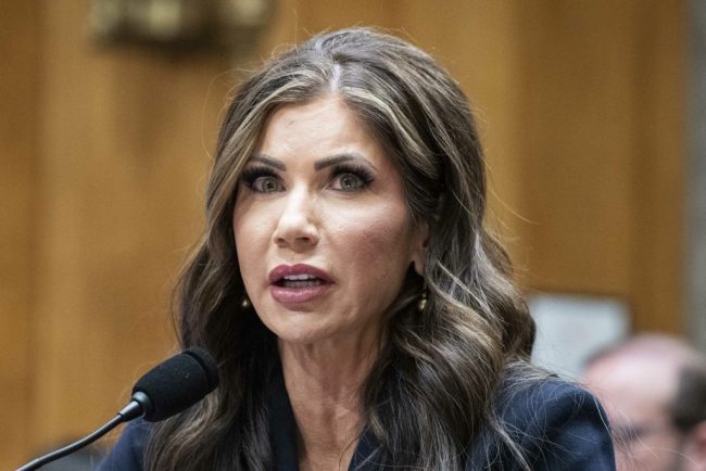 Cum a pierdut Kristi Noem sprijinul lui Trump si pozitia pe care o detinia