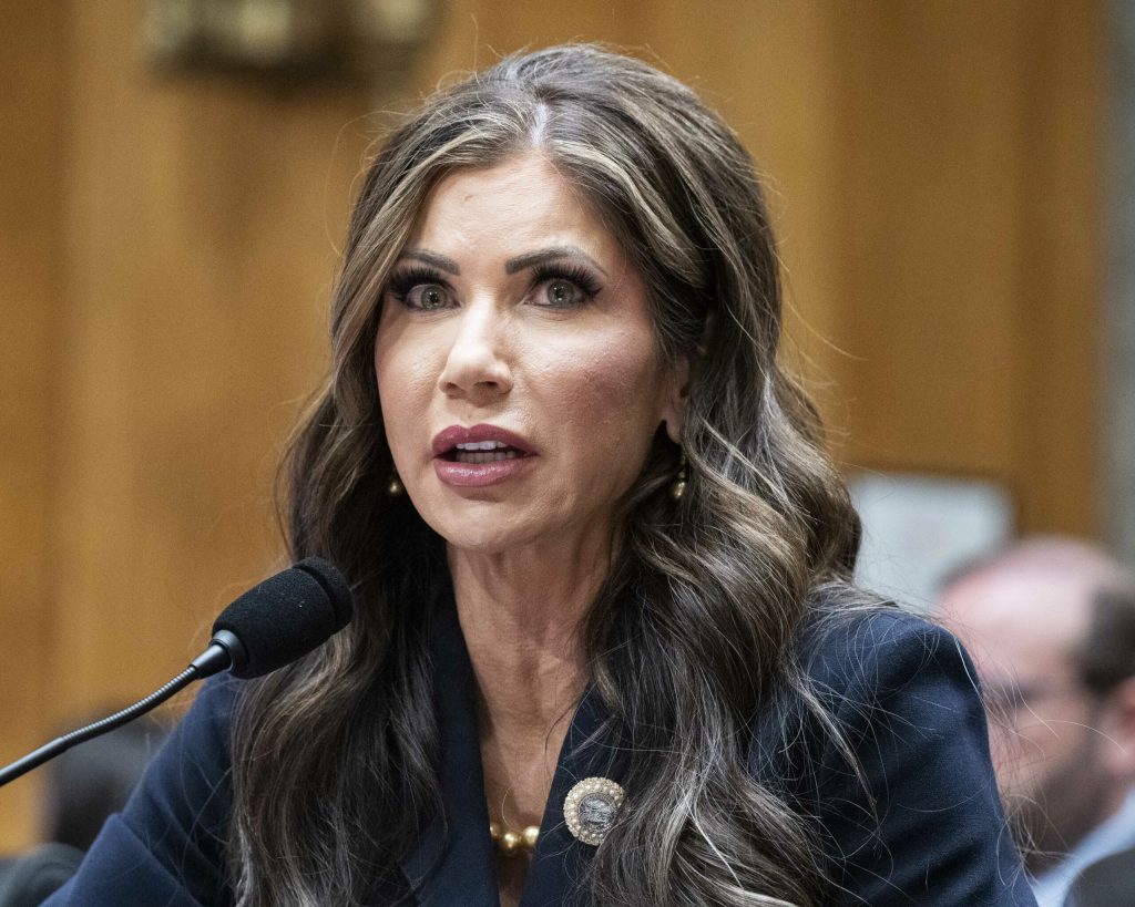 Cum a pierdut Kristi Noem sprijinul lui Trump si pozitia pe care o detinia