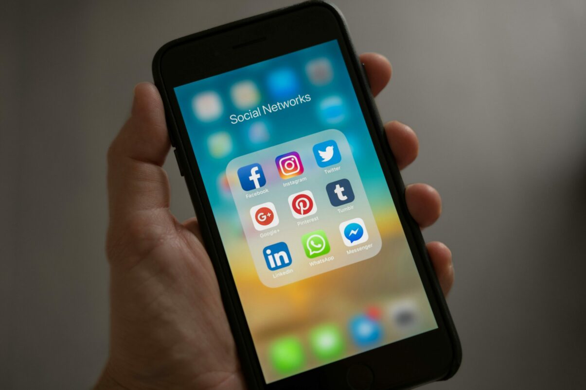 Dependentii dar impotriva interdictiei Adolescentii din Marea Britanie impotmoliti intre riscurile retelelor sociale si libertatea online