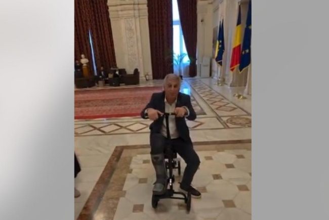 Deputatul PSD Daniel Zamfir tinta ironiei din partea USR dupa ce a aparut in Parlament cu o trotineta ortopedica