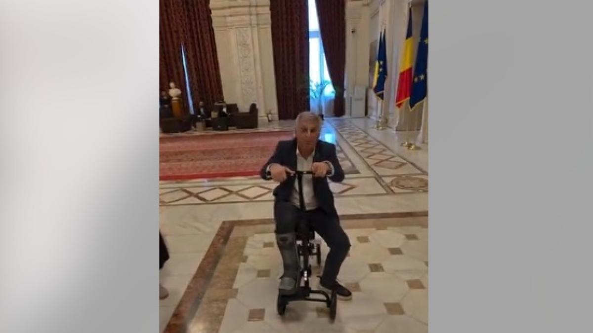 Deputatul PSD Daniel Zamfir tinta ironiei din partea USR dupa ce a aparut in Parlament cu o trotineta ortopedica