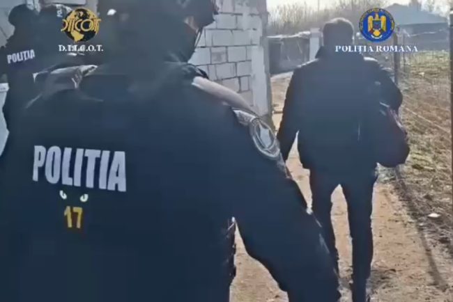 Doi adolescenti de 16 ani cercetati pentru ca au obligat o fata de 13 ani sa se prostitueze