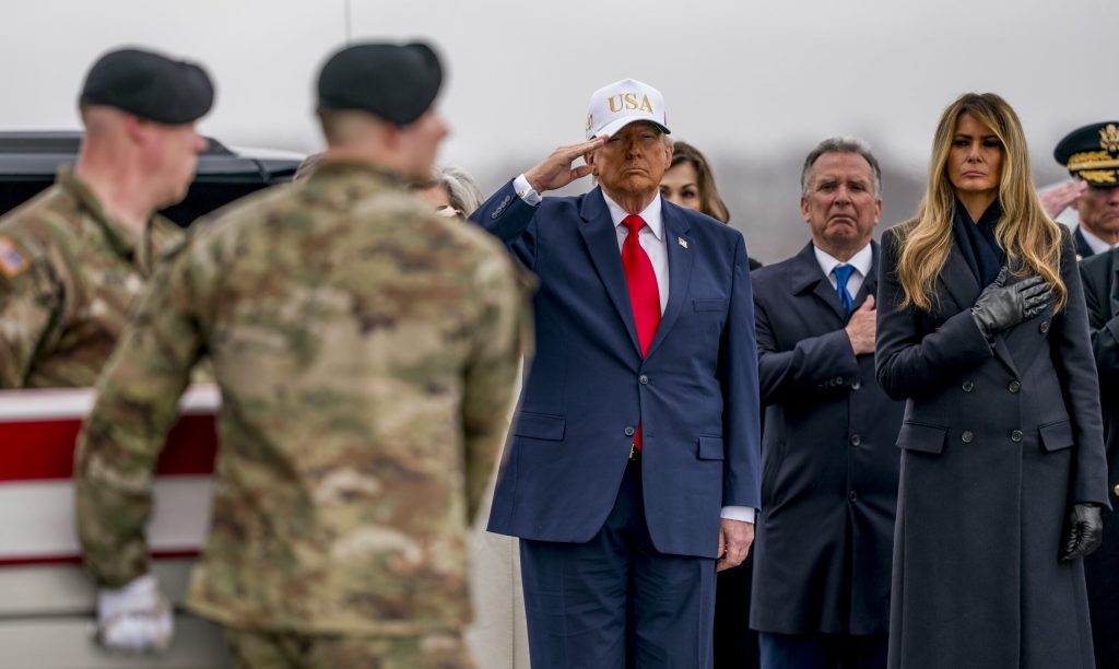 Donald Trump acuzat de dispret fata de soldatii americani