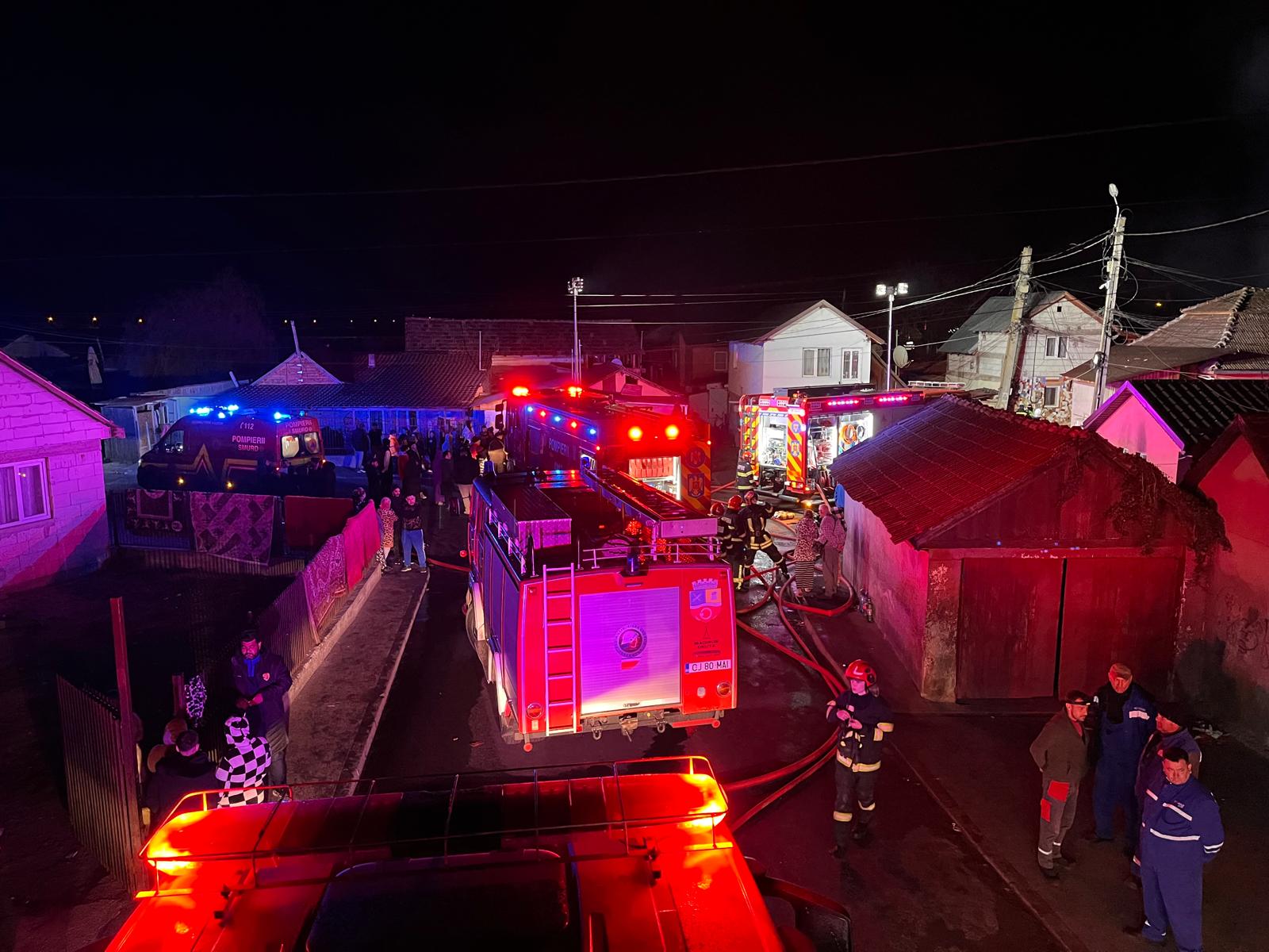 FOTOGRAFII Incendiu devastator in judetul Cluj Mai multe locuinte mistuite de flacari in acest moment la Turda Sase persoane evaluate doua victime internate la spital