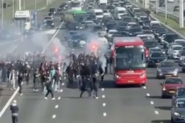 Haos in Olanda Suporterii lui Ajax au patronat pe autostrada si au blocat traficul