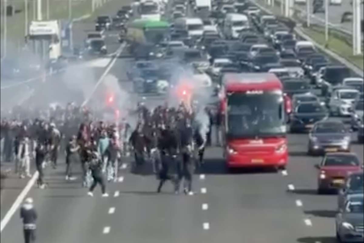 Haos in Olanda Suporterii lui Ajax au patronat pe autostrada si au blocat traficul
