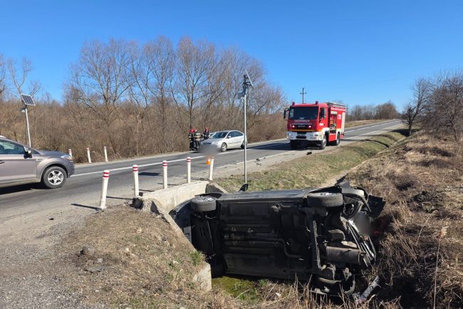 Inca un accident cu o masina cazuta in sant astazi la Cluj in urma cu cateva momente Acesta este al treilea din aceasta zi Oameni buni circulati cu atentie