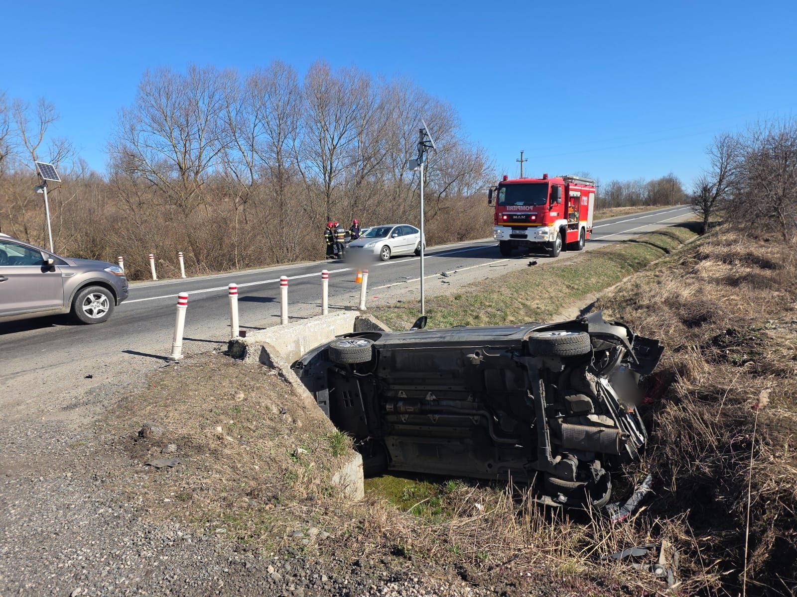 Inca un accident cu o masina cazuta in sant astazi la Cluj in urma cu cateva momente Acesta este al treilea din aceasta zi Oameni buni circulati cu atentie