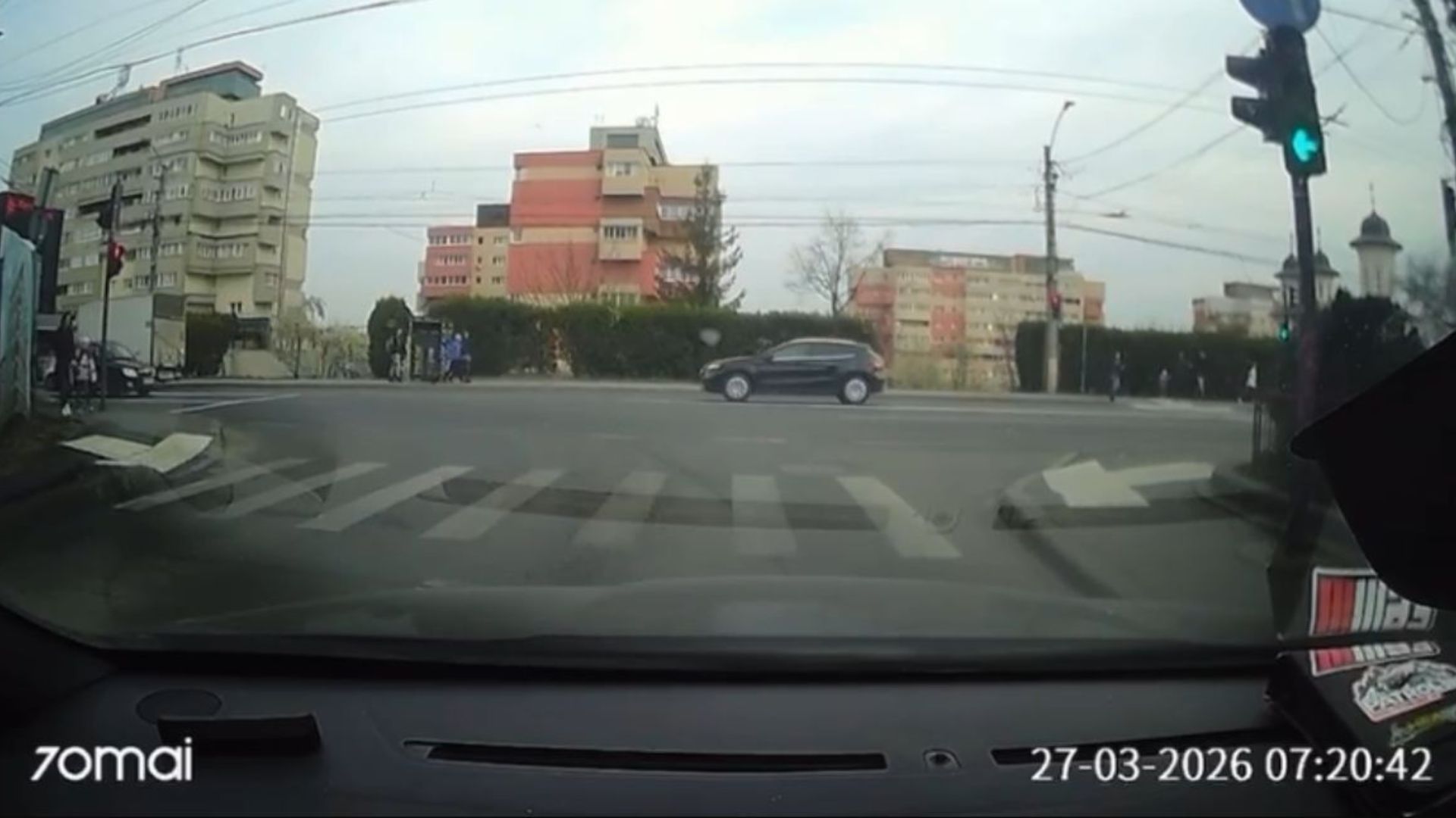 Ingrijorare in Marasti Cluj Doi soferi grabiti au ignorat semaforul rosu la intersectia din Groapa punand in pericol intregul trafic