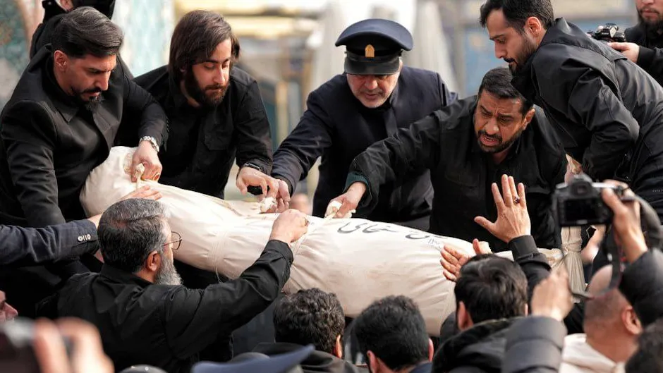 Iran International Trupul secretarului Consiliului Suprem de Apare re al Iranului a fost inmormantat fara cap