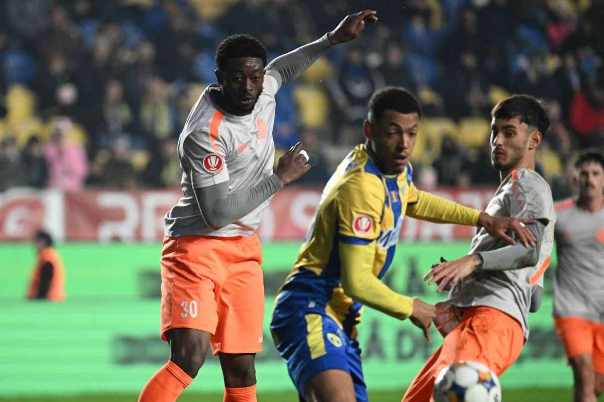 LIVE Superliga 15 00 Metaloglobus Petrolul Lupii galbeni pot obtine primele puncte in play out