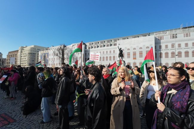Manifestaie in Piaa Universitii de 8 Martie Strigm cu foc strigm mpreun nu vrem austeritate