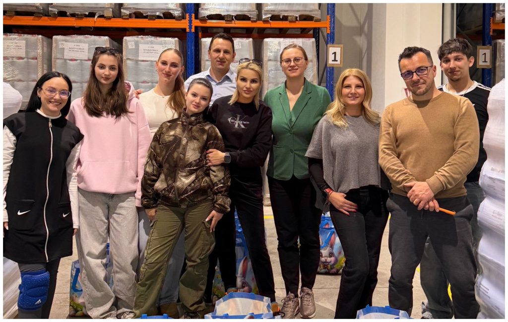 Mobilizare impresionanta la Cluj Zeci de voluntari aduc fericire varstnicilor si copiilor inainte de sarbatori Se intampla minuni FOTO