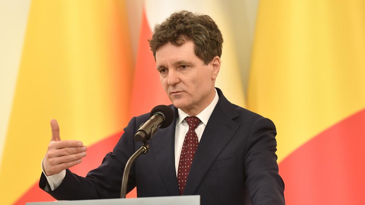Nicusor Dan Pare abstrd sa compari un medic care a absolvit sase ani de facultate cu o reclama pe