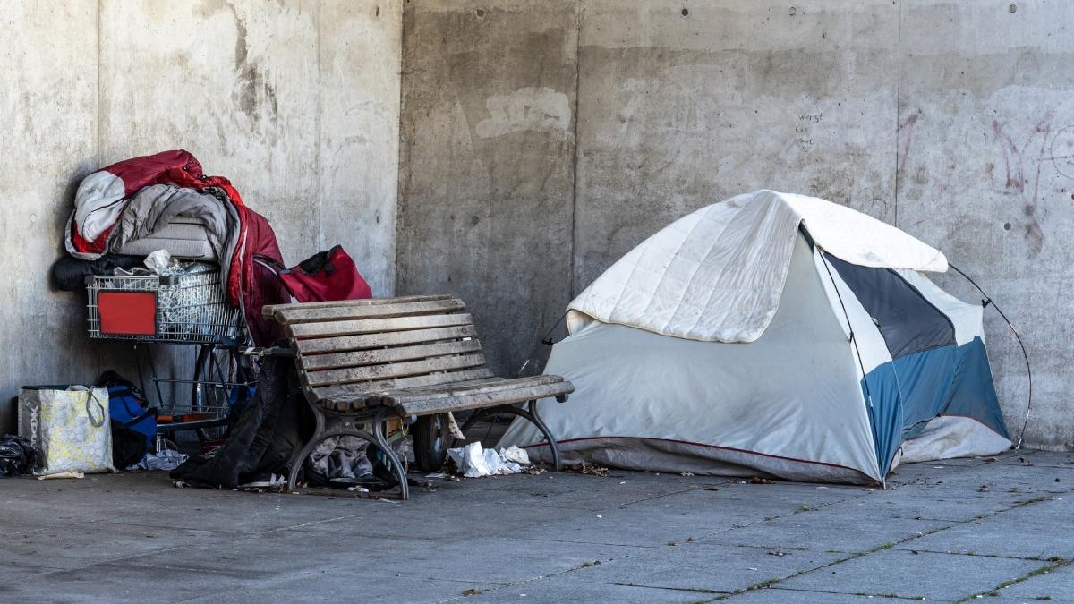 O clujeanca a avut parte de o supriza neplacuta un om al strazii si a construit casa pe parcarea ei cu plata si s a mutat apoi direct pe bancheta din spate a masinii