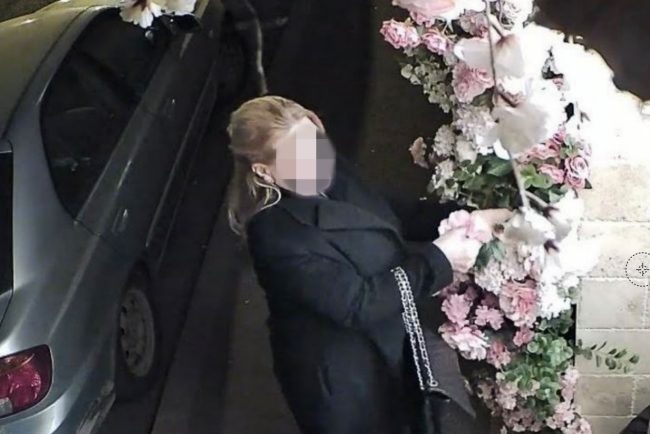 O doamna eleganta a ales flori din aranjamentul unui salon de infrumusetare din Cluj Controverse intense dupa publicarea imaginilor FOTO