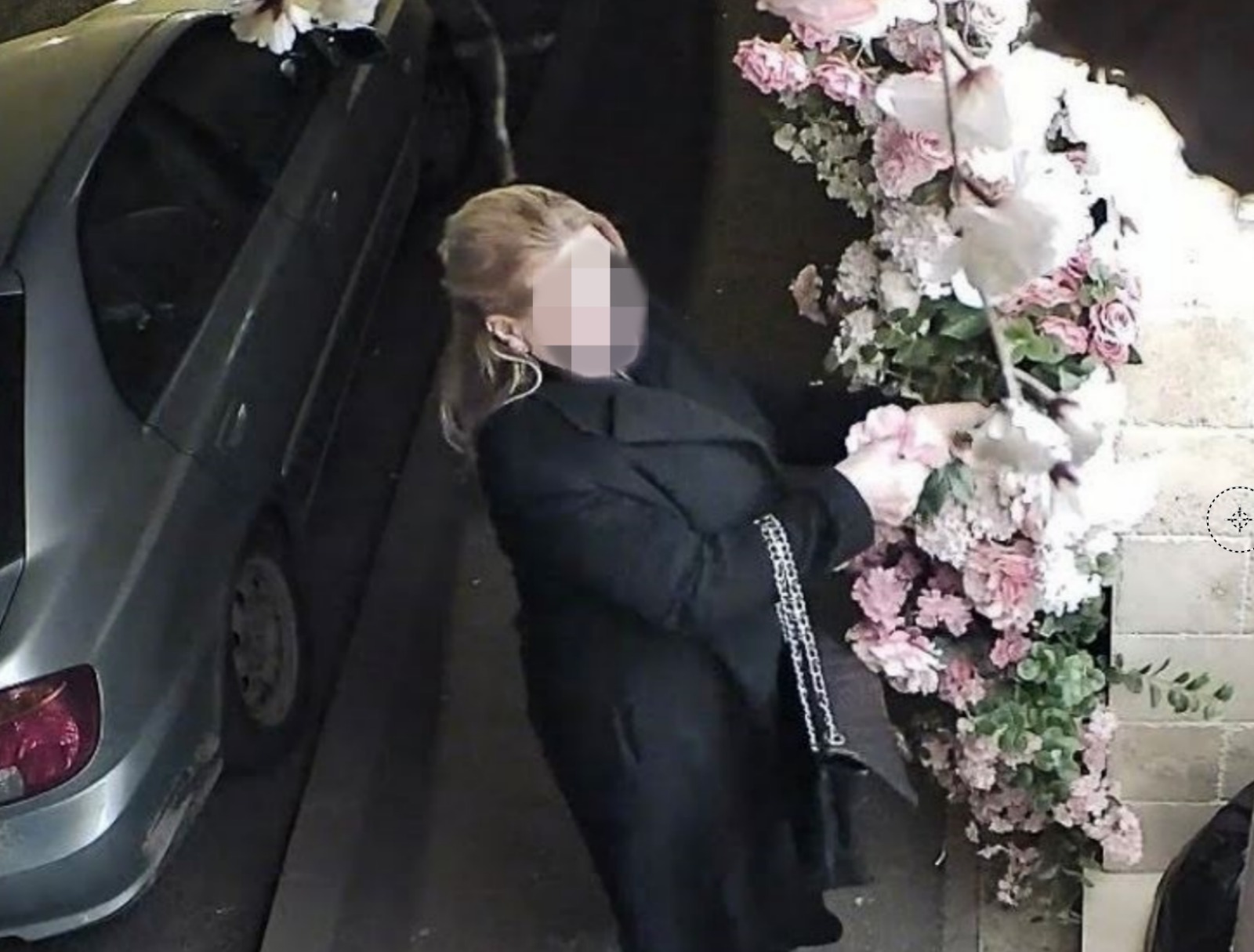 O doamna eleganta a ales flori din aranjamentul unui salon de infrumusetare din Cluj Controverse intense dupa publicarea imaginilor FOTO