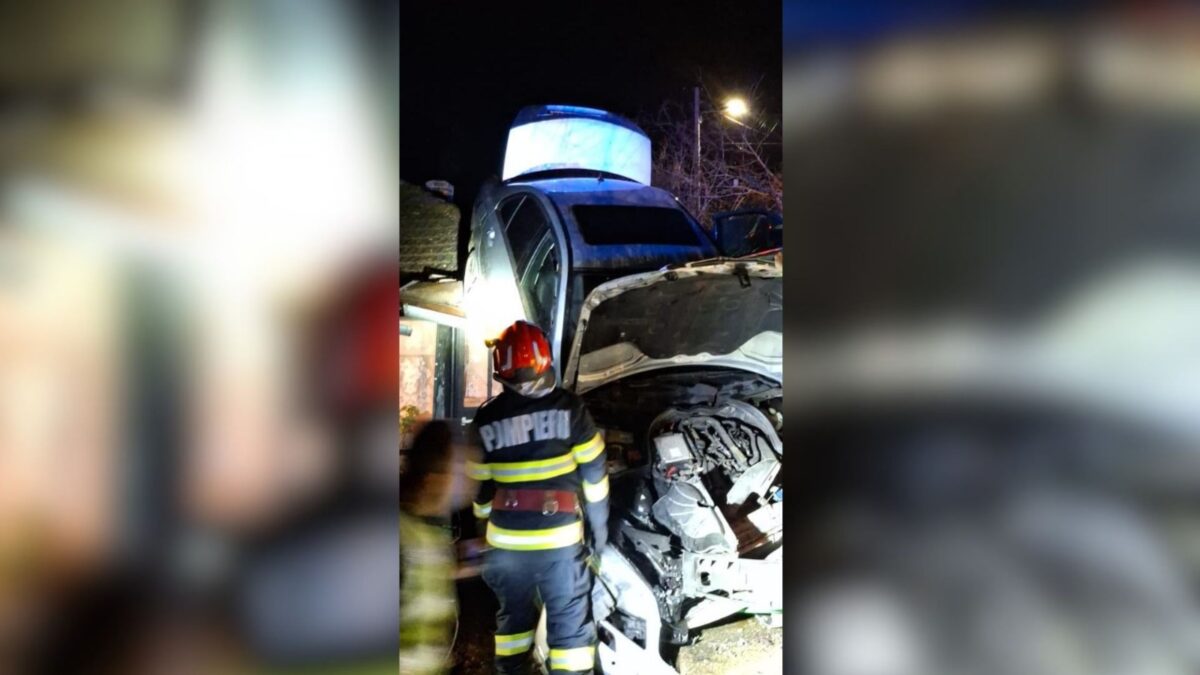 O masina cu patru pasageri a aterizat pe acoperisul unui case din Prahova Nici o persoana nu a fost ranita