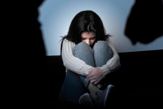 O soarta cumplita O fetita de doar 9 ani din Cluj abuzata de familia sa Un vecin a auzit totul si a sesizat autoritile