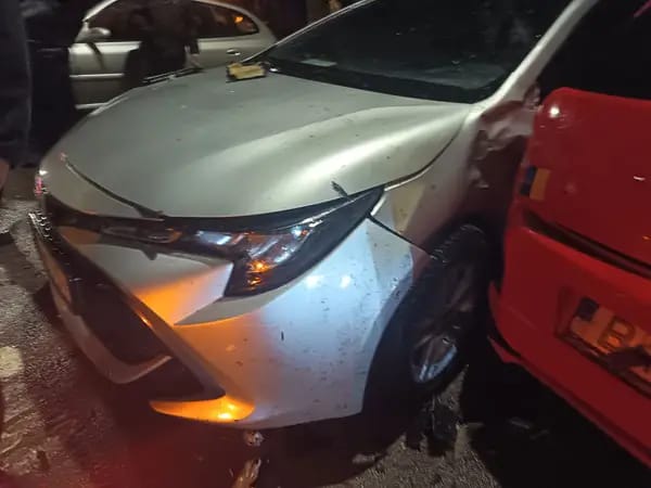 Opt masini parcate in Capitala avariate de un vehicul care a scapat de sub control