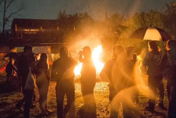 Parintii din Cluj Napoca trag un semnal de alarma Tineri zgomotosi fumeaza si lasa mizerie intr un parc Au un comportament vulgar