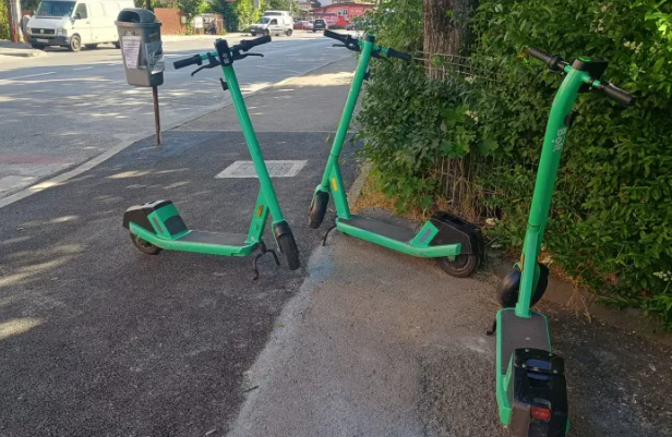 Pericol in centrul Clujului Pietonii sunt obligati sa evite trotuarul din cauza trotinetelor abandonate Sunt lasate in mod necorespunzator