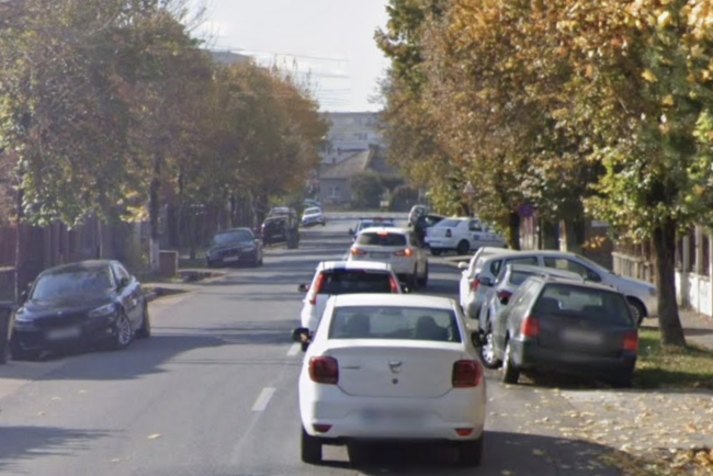 Pericol pentru copii pe o strada din Cluj Napoca Traversarea printre masinile parcate la o intersectie fara trecere de pietoni este un risc semnificativ