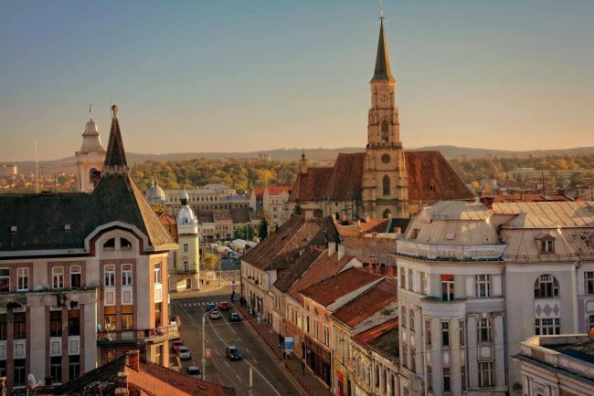 Piata muncii prezinta semne neobinuite Locurile de munca se reduc dar numarul aplicatiilor creste spectaculos Cluj Napoca printre orasele cu cele mai multe oferte din Romania