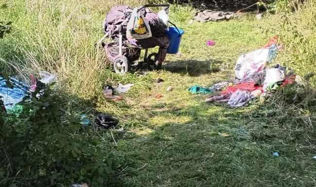 Probleme intr un cartier din Cluj Napoca Mai multe persoane fara adapost ocup un parc iar copiii nu mai pot sa se joace isi fac nevoile