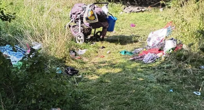 Probleme intr un cartier din Cluj Napoca Mai multe persoane fara adapost ocup un parc iar copiii nu mai pot sa se joace isi fac nevoile