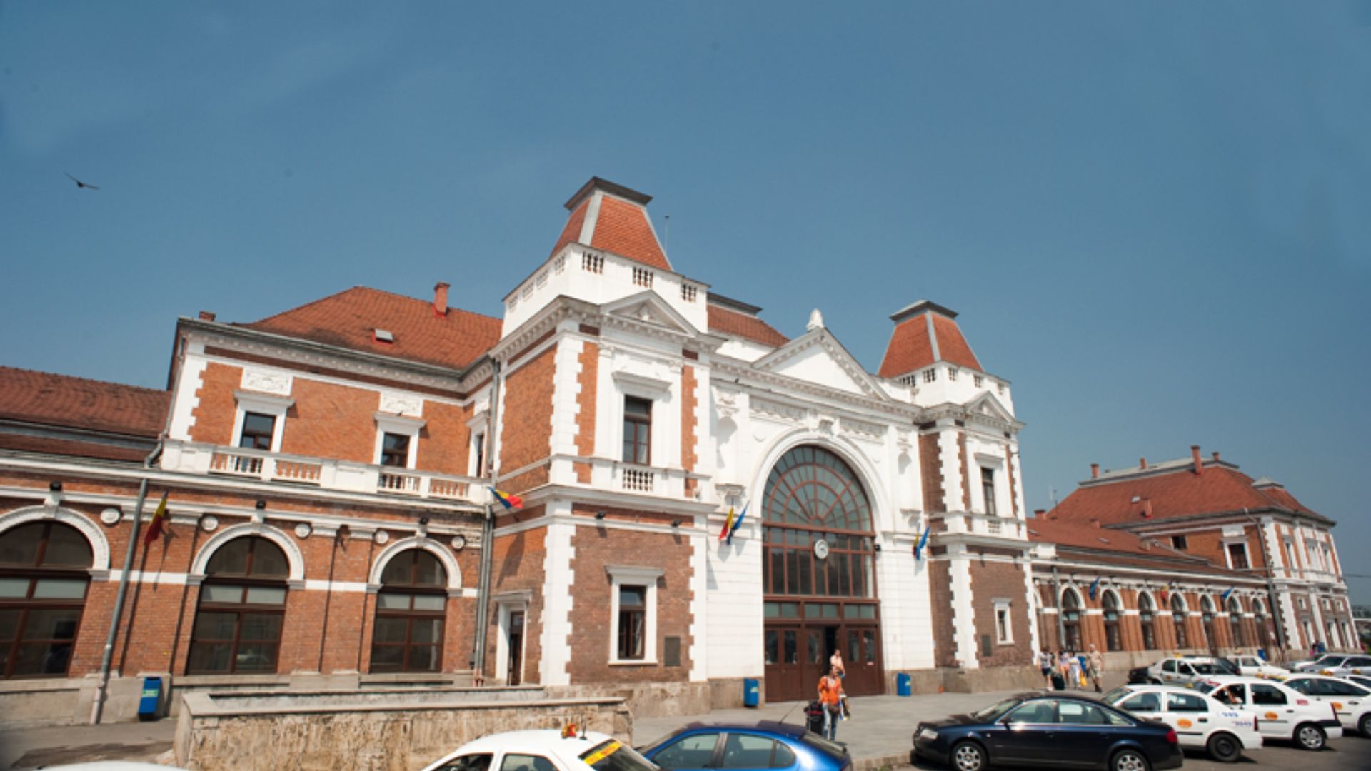 Probleme severe de siguranta la Gara din Cluj Napoca Masini parcate ilegal pe doua benzi iar pietonii sunt in pericol Va rog sa luati masuri