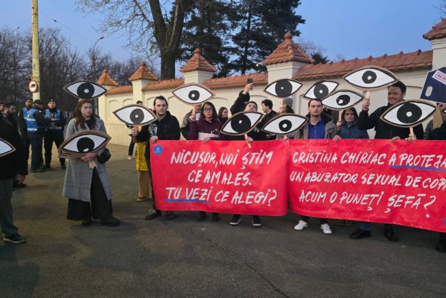 Protest in fata Palatului Cotroceni impotriva propunerilor pentru conducerea marilor parchete Nicusor nu semna ca ingropi Justitia Nicusor Dan a venit sa discute cu protestatarii
